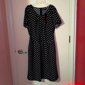 Black and white polka dot dress w/ pockets! Never been worn, size large